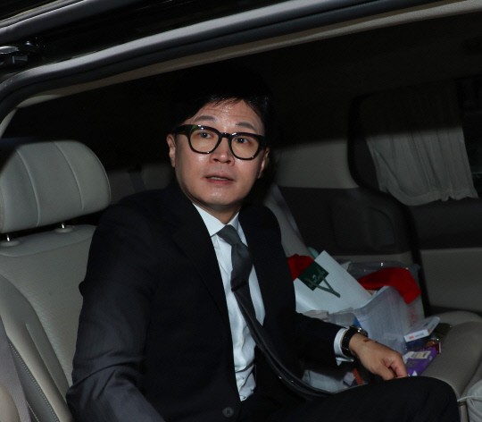 한동훈 국민의힘 전 비상대책위원장이 11일 서울 여의도 국민의힘 당사에서 제22대 국회의원 선거 관련 입장 발표를 한 뒤 당사를 떠나고 있다. 연합뉴스